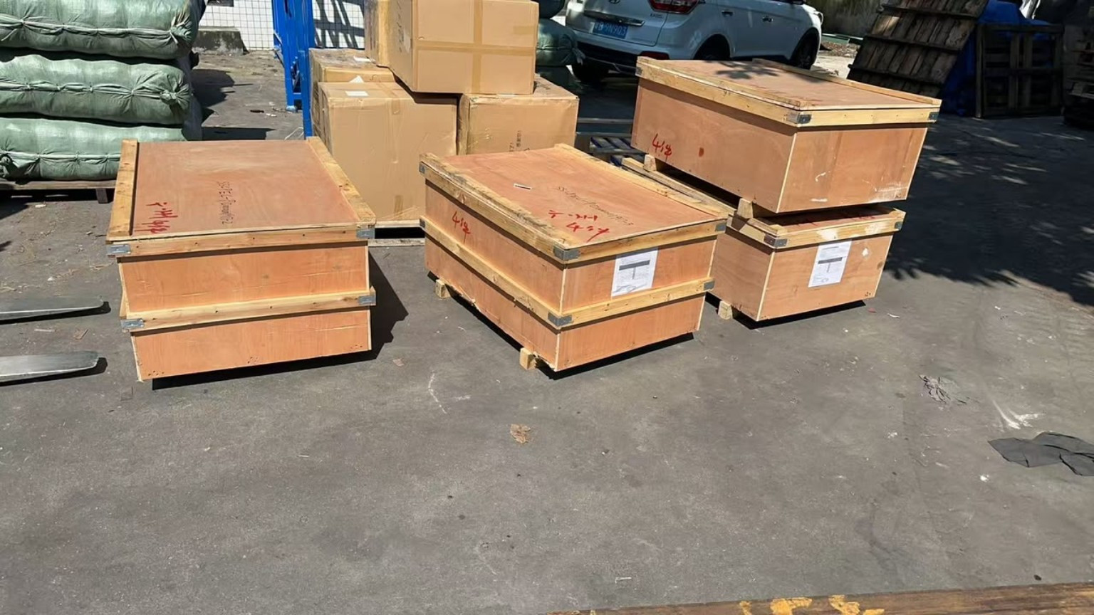Wooden shipping cases arranged for transport